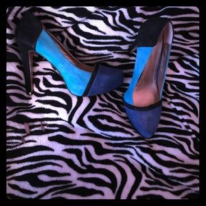 🖤💙 Fashion Trend 🚨: BCBG COLOR BLOCK HEELS🖤💙